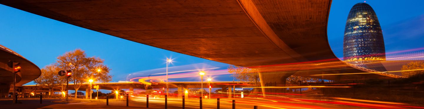 Grupo de estudiantes en un pasillo de universidad en España