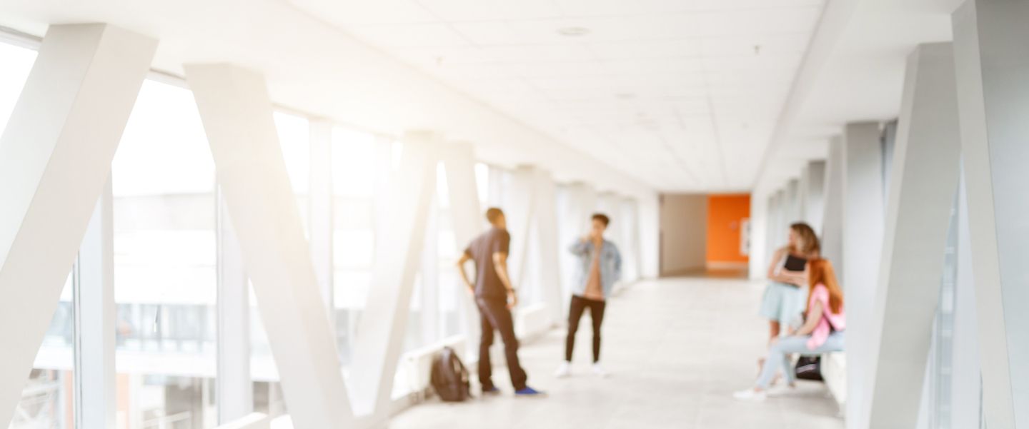 Fondo azul con efecto degradado para sección de becas en universidades en España