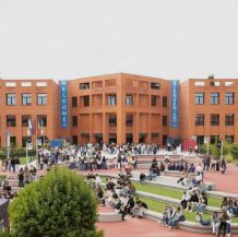 Campus de la Universidad Alfonso X en España con estudiantes en la entrada