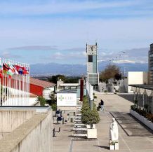 Vista del campus de la Universidad San Pablo en España con su arquitectura moderna