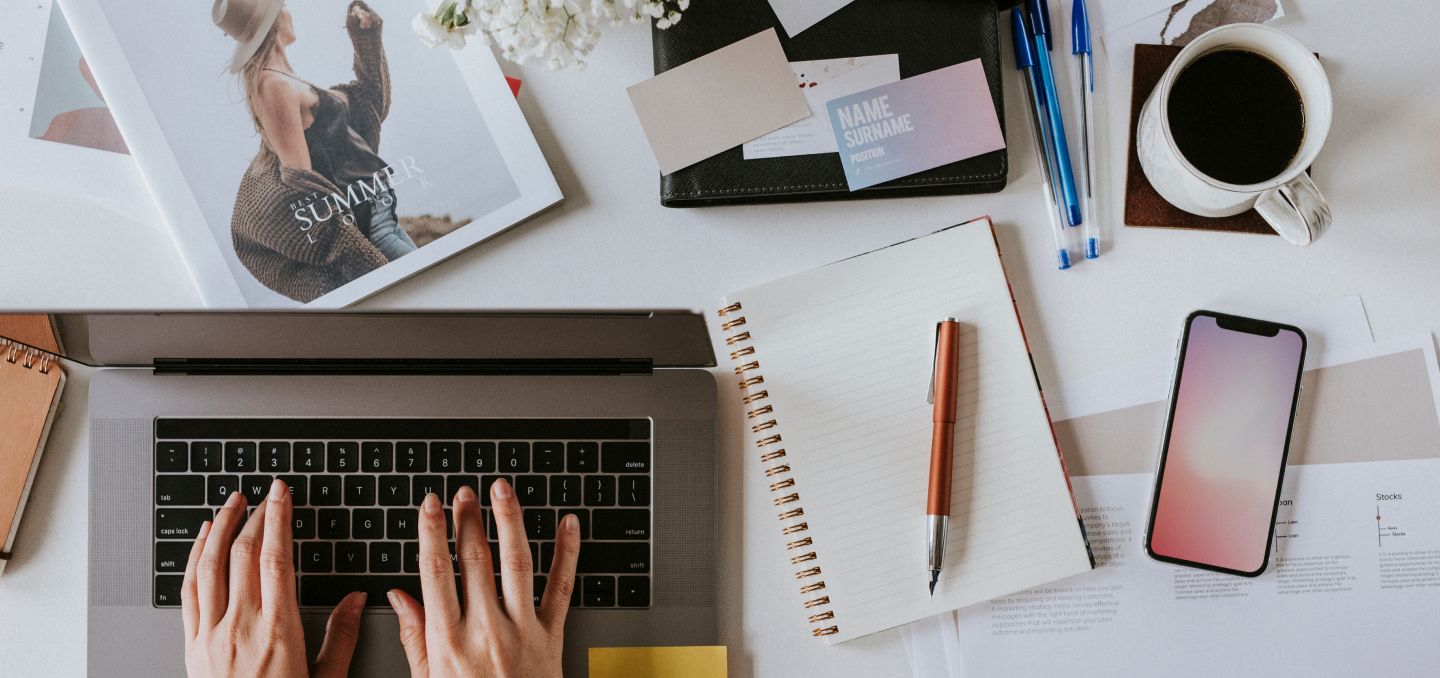 Mesa con laptop, cuadernos y café para suscripción a información sobre universidades en España