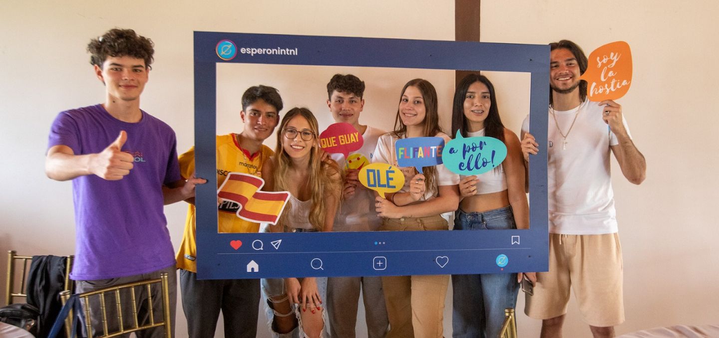 Fondo oscuro con degradado para pie de página en sitio web sobre universidades en España