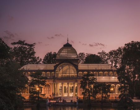 Campus de universidad pública en España con estudiantes