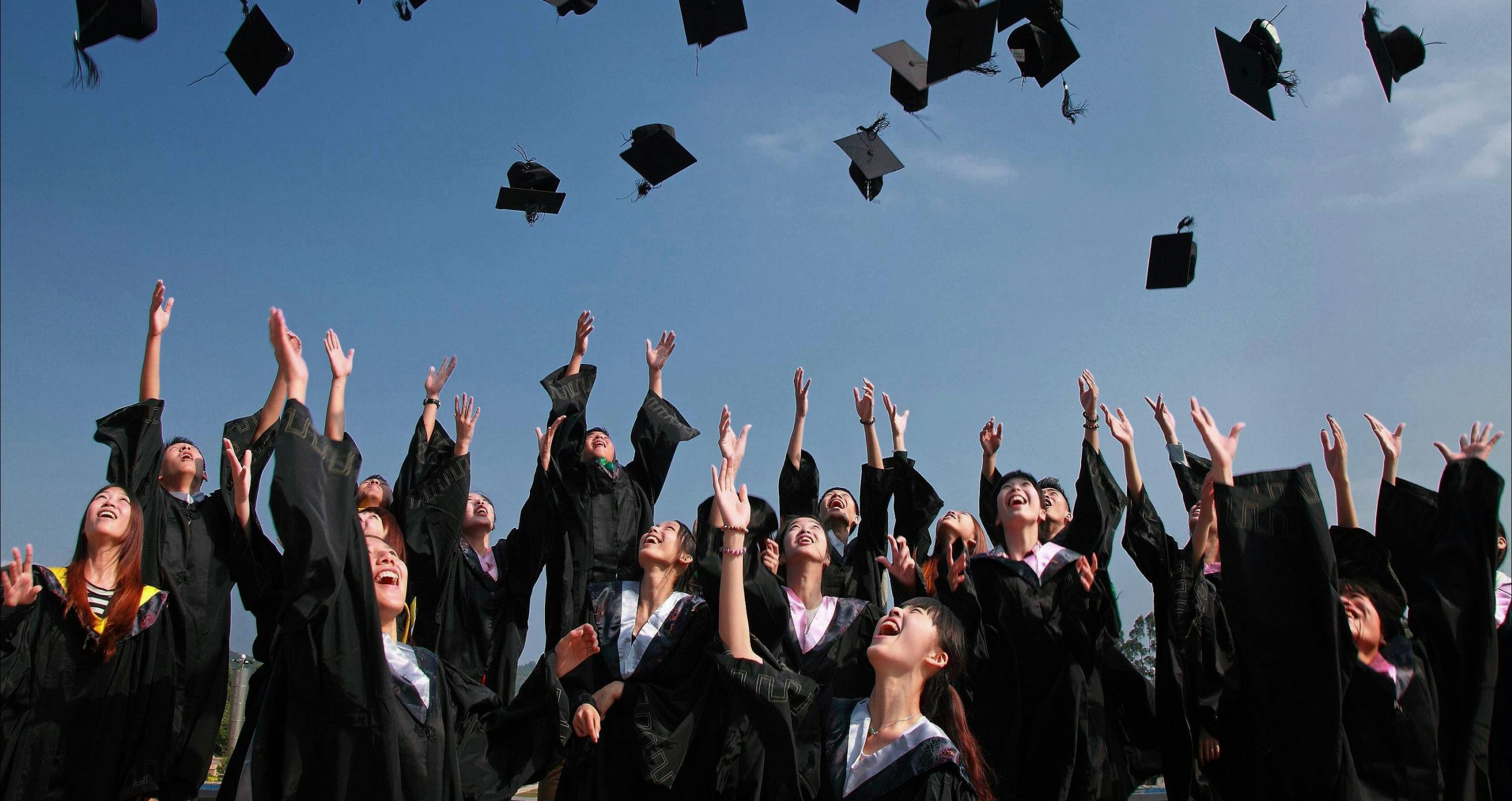 Grupo de estudiantes celebrando su graduación en universidad de España