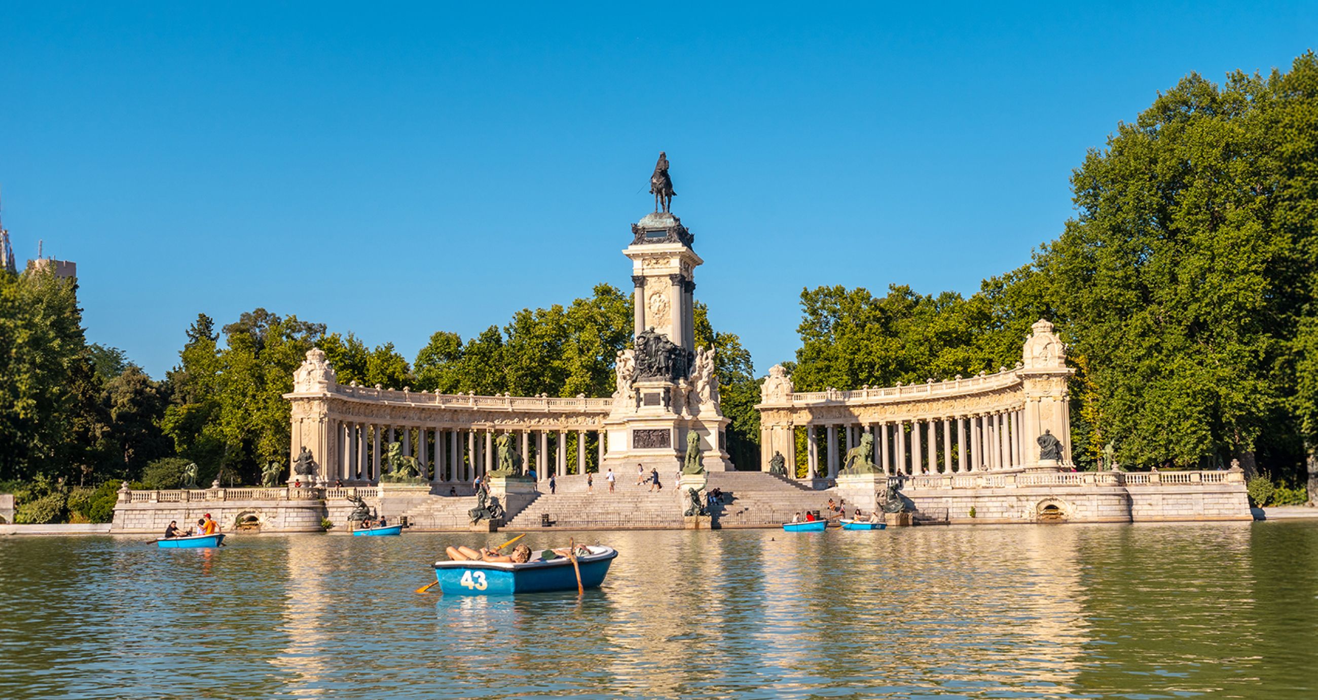 Grupo de estudiantes felices en un evento de bienvenida de Esperon