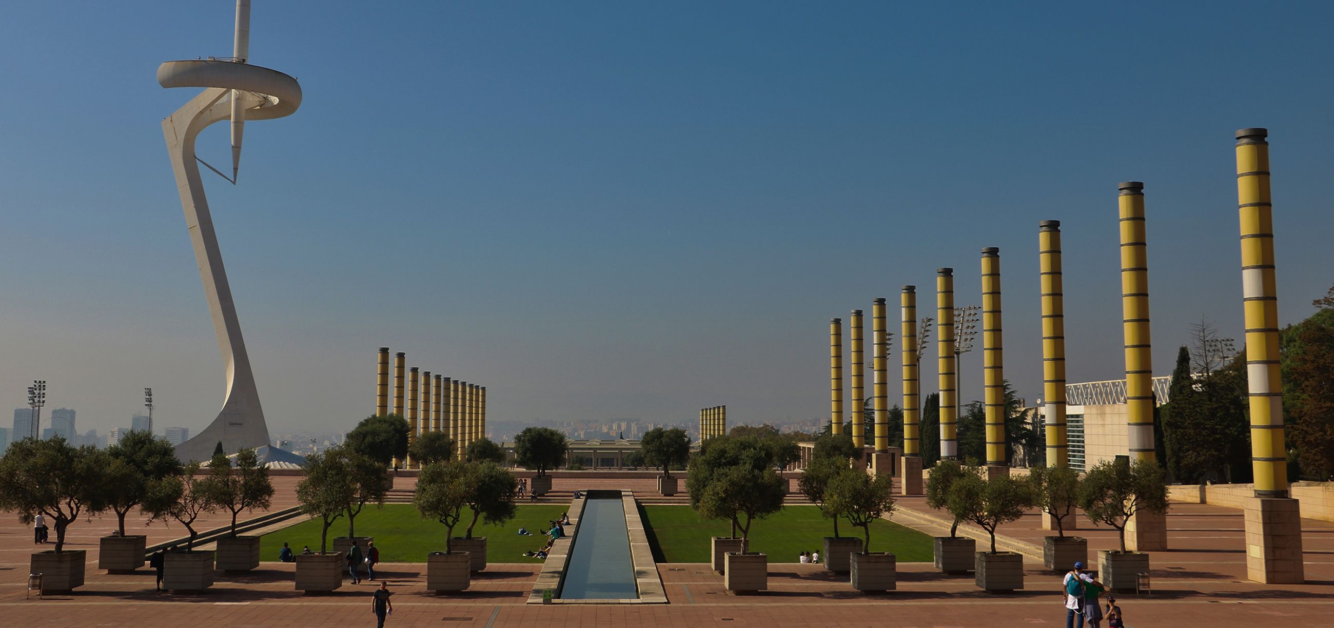 Vista de un campus universitario moderno en España