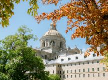 Vista de un edificio universitario en España con jardines alrededor