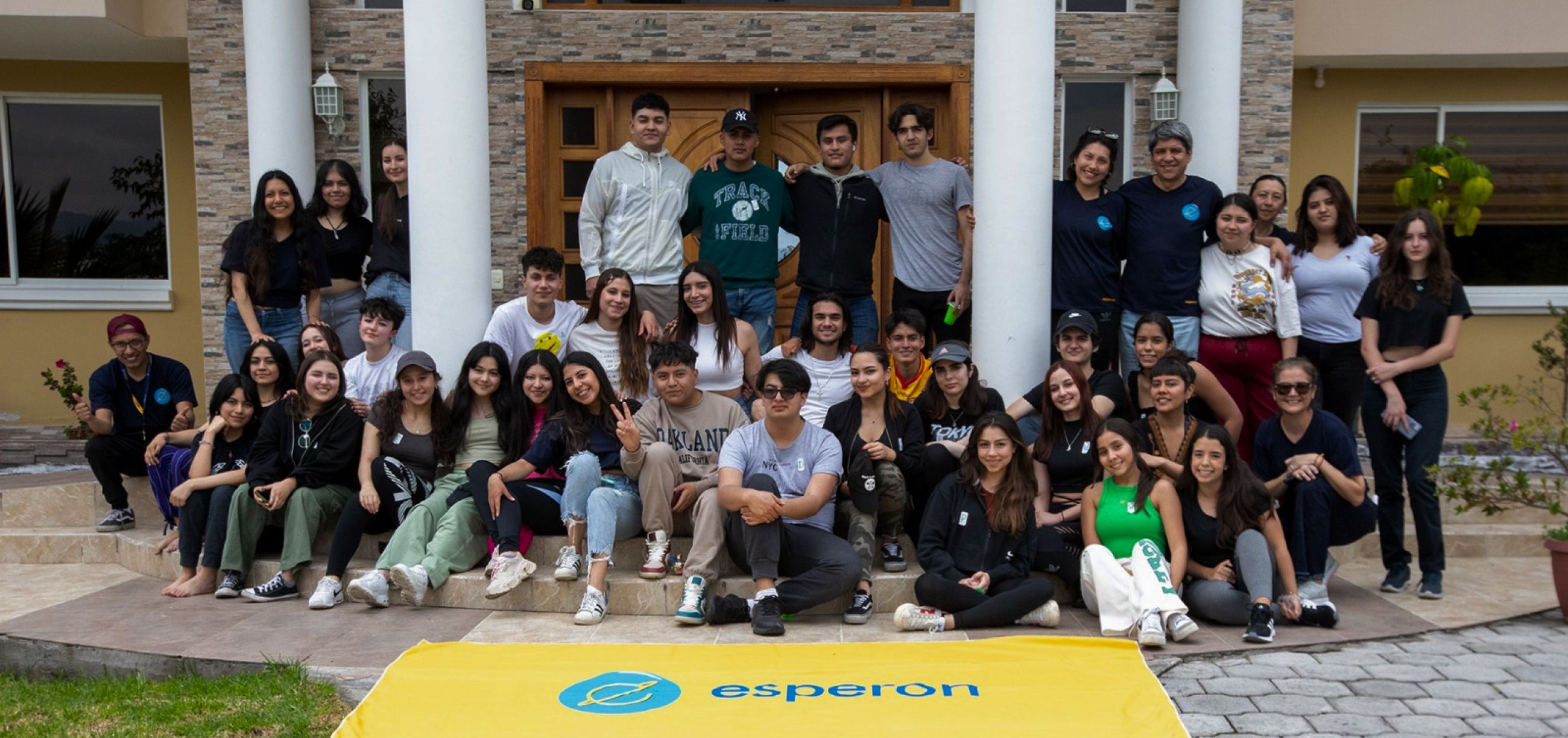 Grupo de estudiantes en una actividad al aire libre con el logo de Esperon