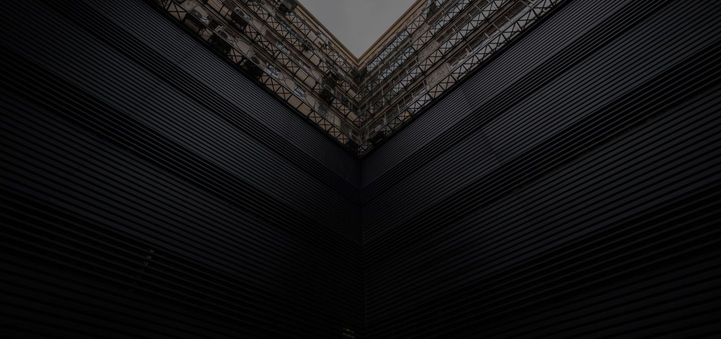 Fondo oscuro para secciones de programas de universidades en España