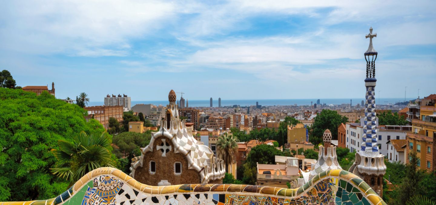 Asesora de Esperon con auriculares atendiendo a un estudiante en una computadora