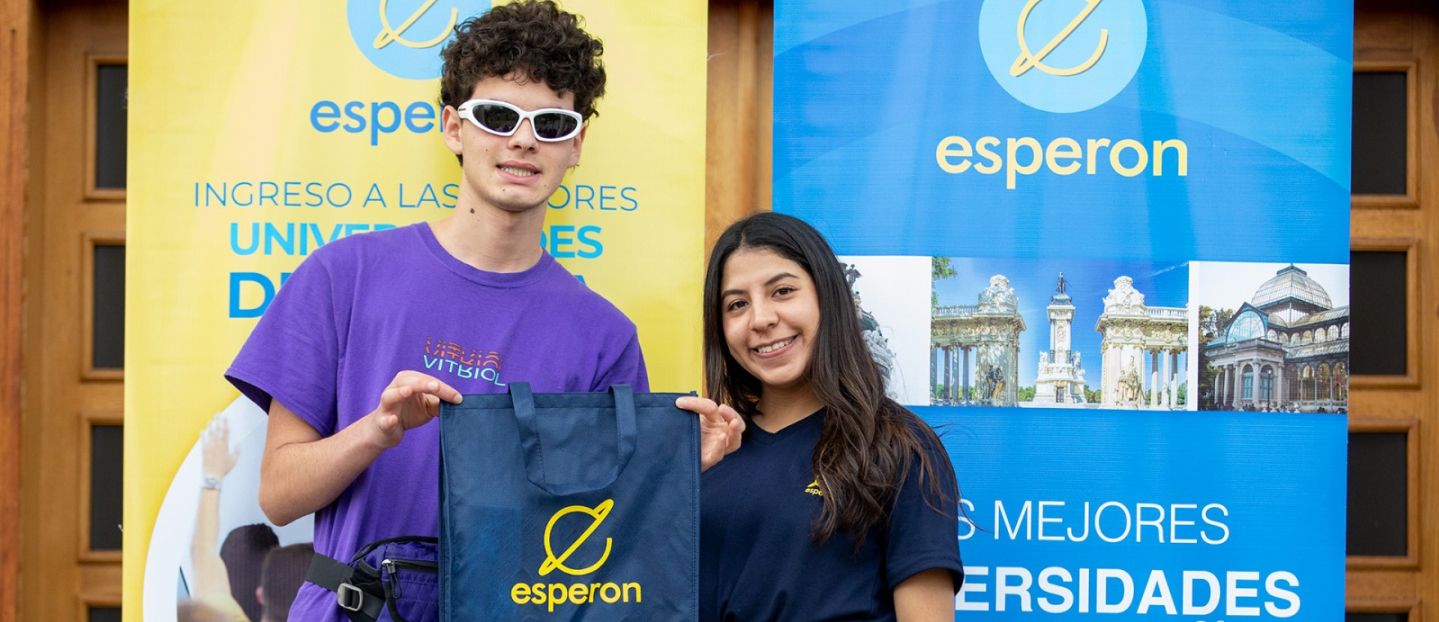 Estudiantes de Esperon en un evento universitario Dos estudiantes sosteniendo una bolsa de Esperon en un evento sobre universidades en España