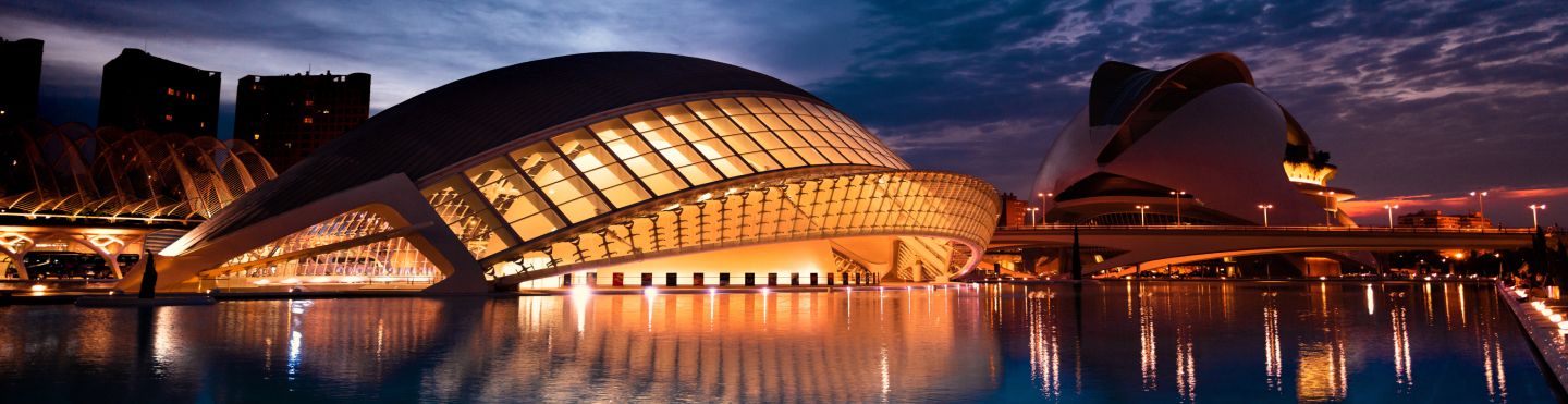 Vista de la ciudad de Barcelona desde el Parque Güell con sus mosaicos icónicos
