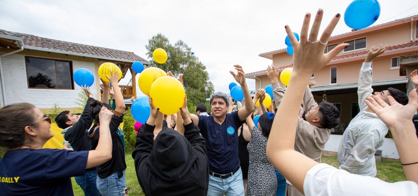 Grupo de estudiantes internacionales celebrando en un evento universitario en España