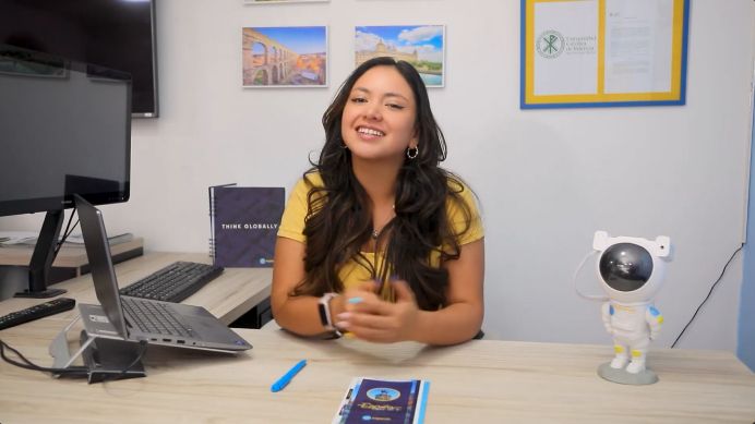 Video informativo sobre universidades en España para extranjeros Asesora explicando el proceso para estudiar en universidades en España