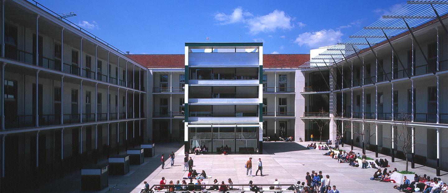 Universidades públicas en España para extranjeros Vista de una universidad pública en España con estudiantes en el campus