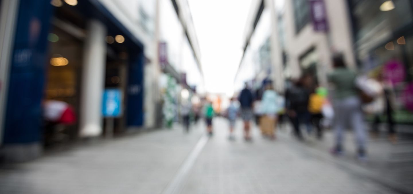 Calle concurrida representando la experiencia de vivir en España