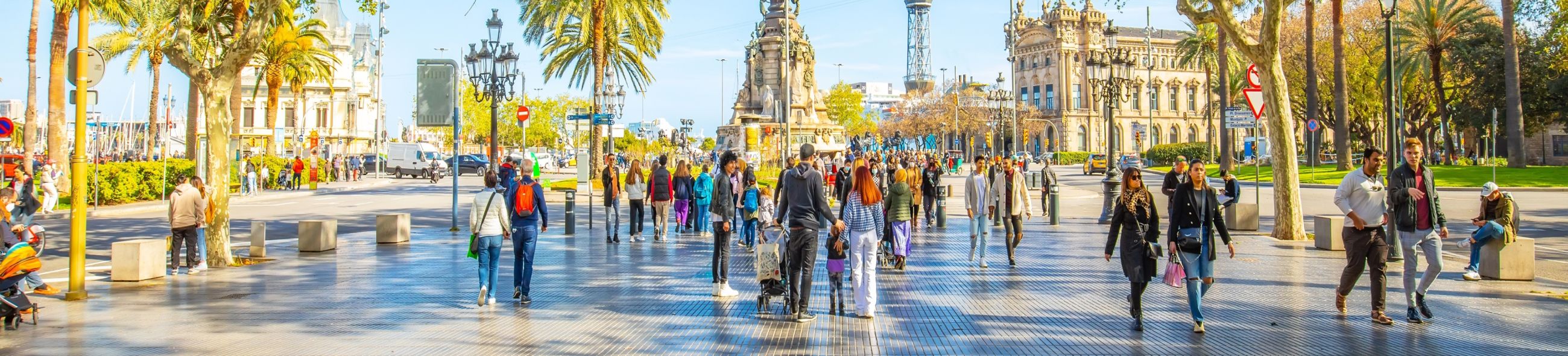 Plaza en España con estudiantes y turistas paseando