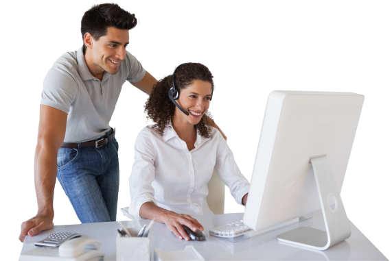 Torre Glòries y edificios modernos reflejados en el agua en Barcelona, España