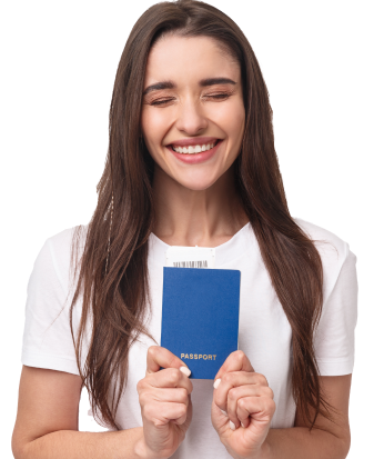Mujer sonriente sosteniendo un pasaporte para viajar a España